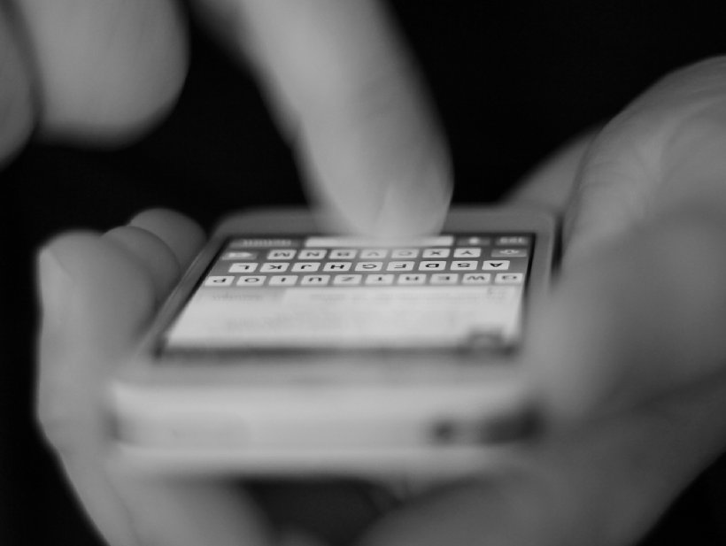 Finger tippen auf einer winzigen Bildschirmtastatur © pixabay.de, relexahotels